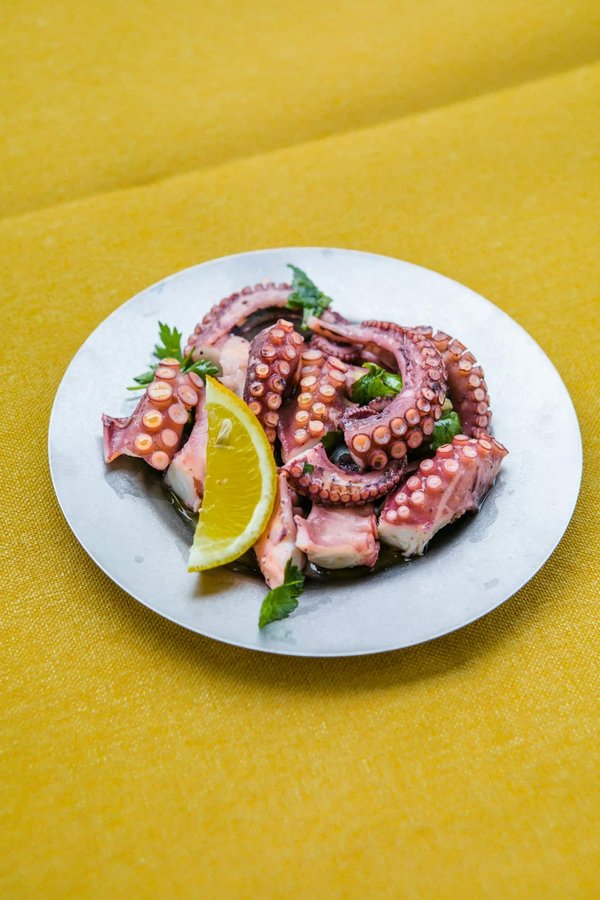 Wie macht man eine frische Ceviche mit Meeresfrüchten nach peruanischer Art?
